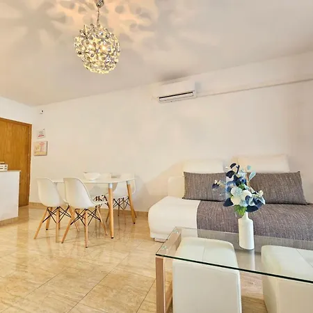 Poblet Nou - En Font Nova, Appartamento